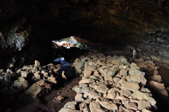 caminhando por Ana Te Panu, uma das cavernas que servia de moradia e refúgio para os antigos habitantes de Rapa Nui (ou Ilha de Páscoa), ilha chilena no meio do Oceano Pacífico